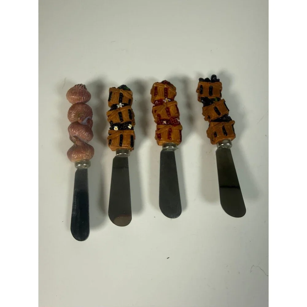 Harry & David Fruit Crate and Onion 4 Cheese Spreaders and Mini Butcher Block
